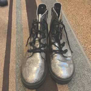 Sparkly rain boots for seek now!!🤍